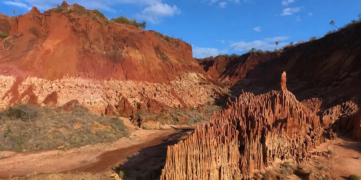 Paysages singuliers des Tsingy Rouges
